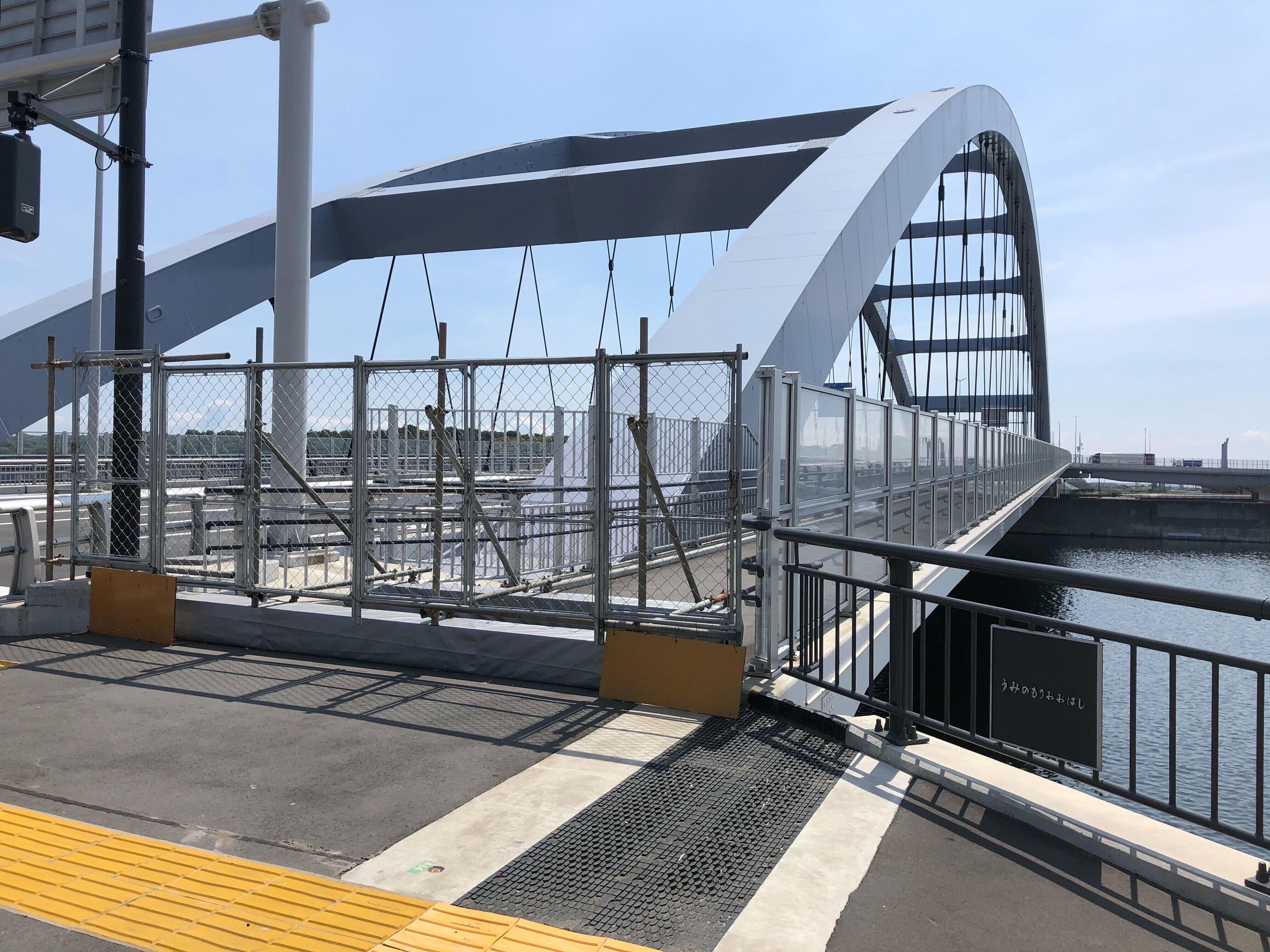 競技場に続く水路にかかる「海の森大橋」