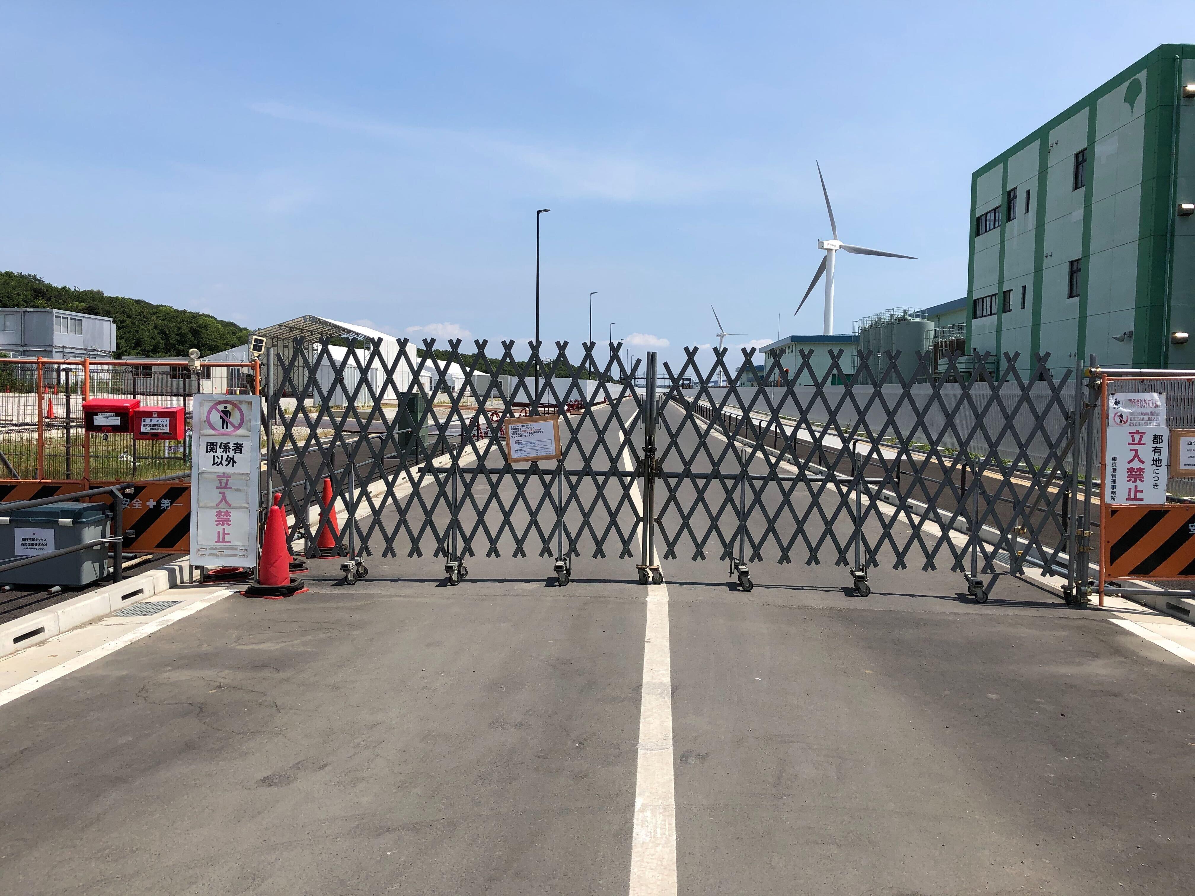 競技場へ向かうための道路は、現在は封鎖されている