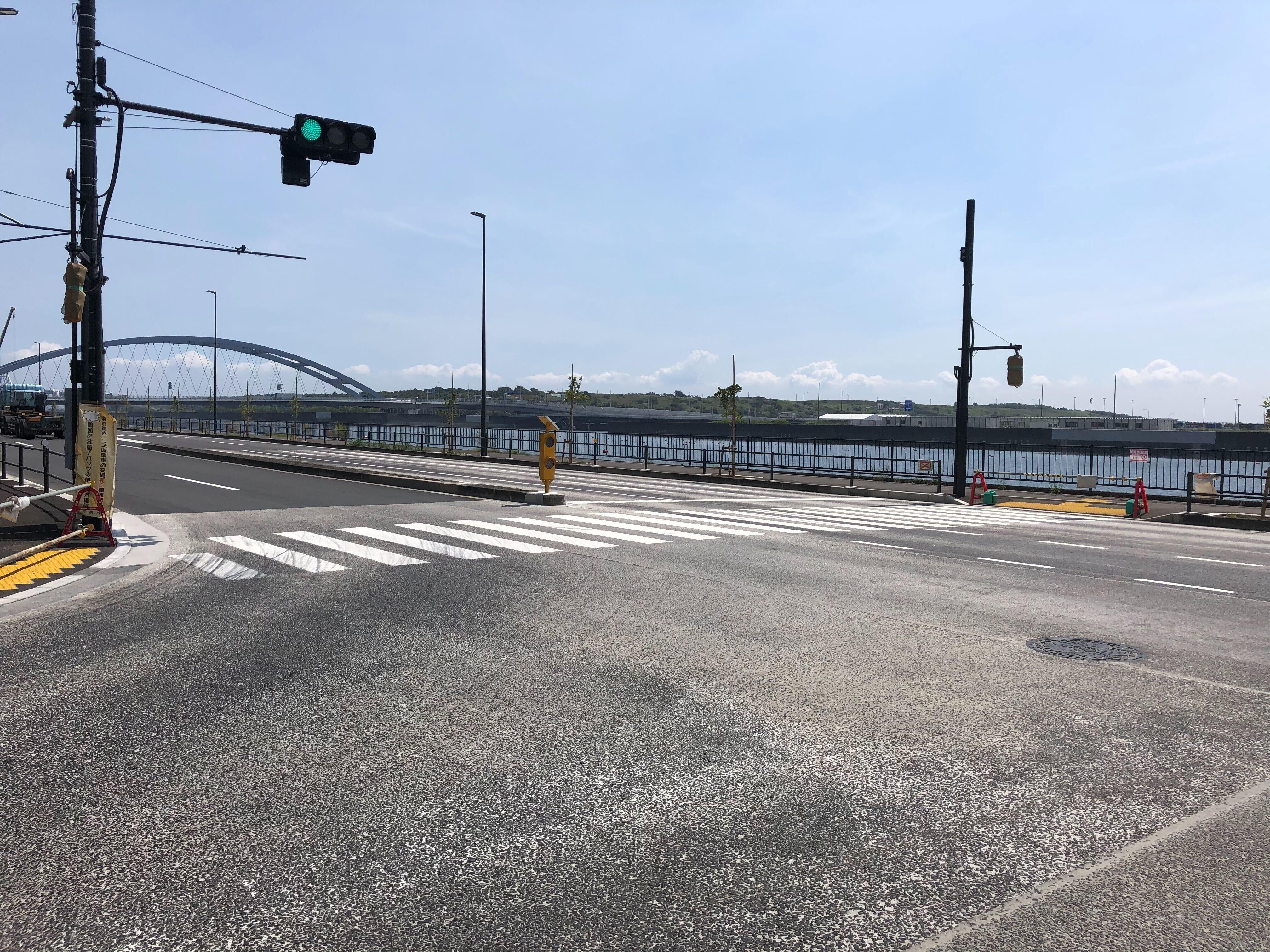 海の森水上競技場へ続く道。徒歩約25分の道程には自販機や木陰などはない