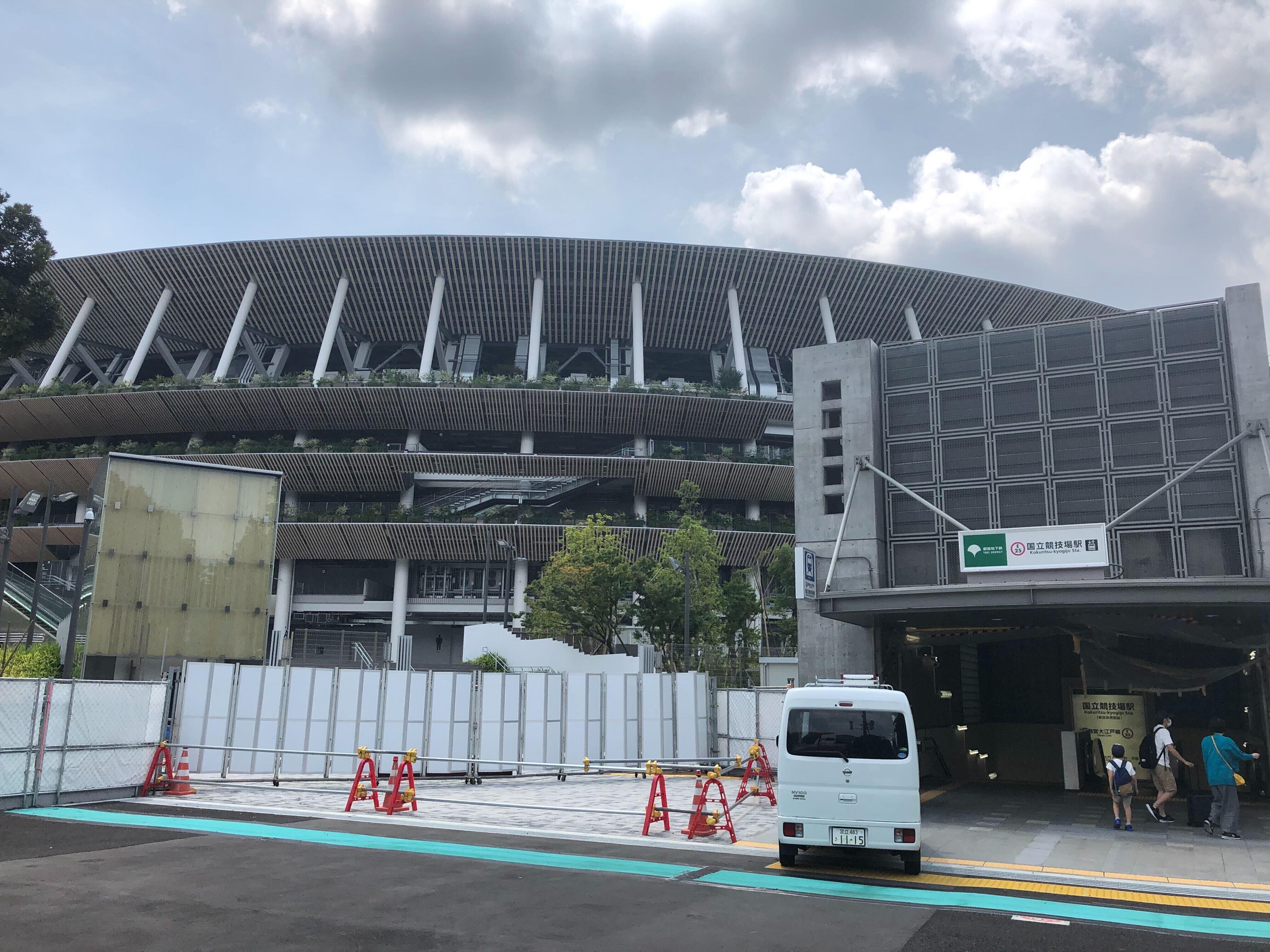 都営大江戸線国立競技場駅A2出口から（以下、2020年８月18日・記者撮影）