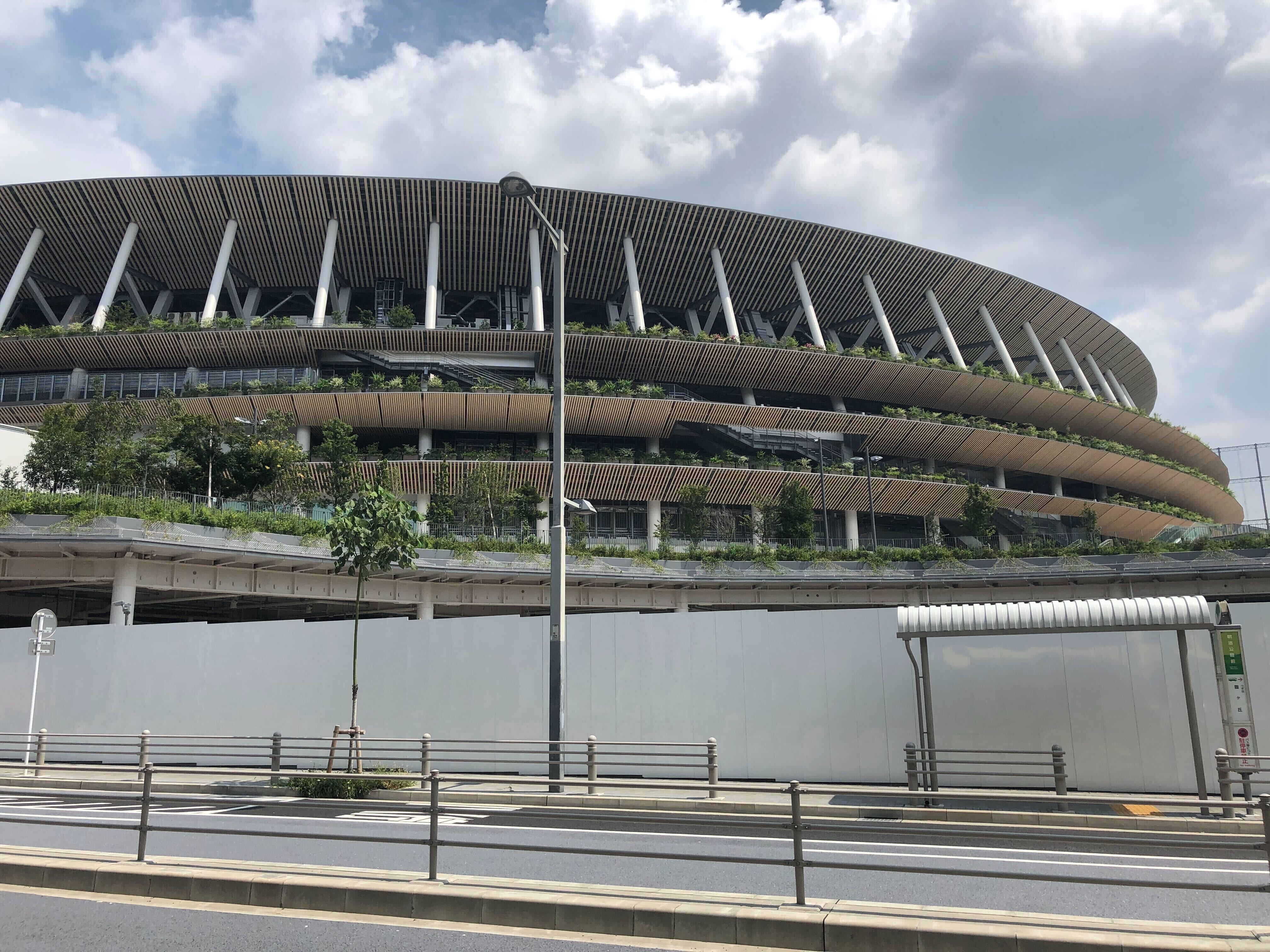 競技場外周は仕切りに囲まれている