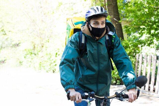自転車乗るならマスク着用　暑くてつらいけど「自分を凝視する人」が気になって