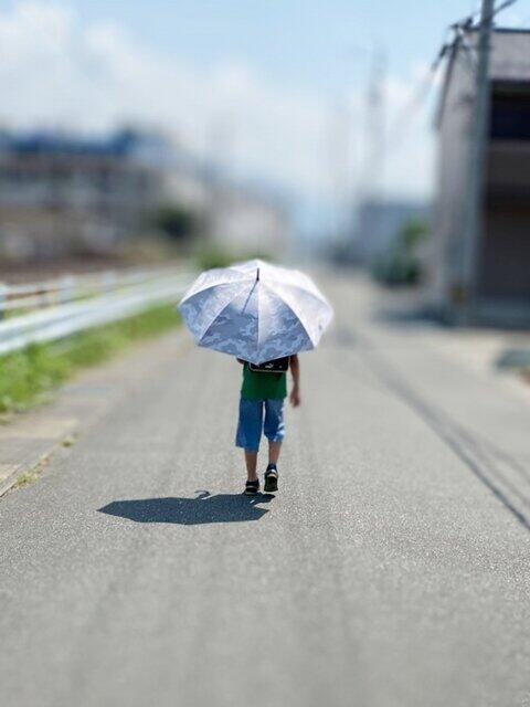 小学生に日傘、学校は「手がふさがる」と禁止　では「かぶる傘」は...母たちの本音