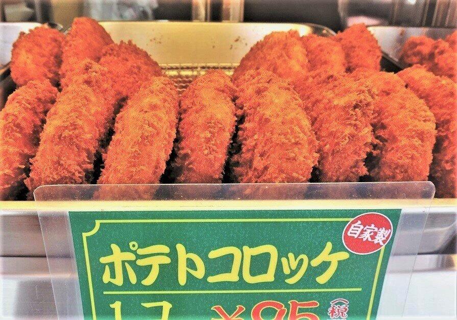 肉屋のコロッケ、不味いはずがない＝世田谷区内で、冨永写す