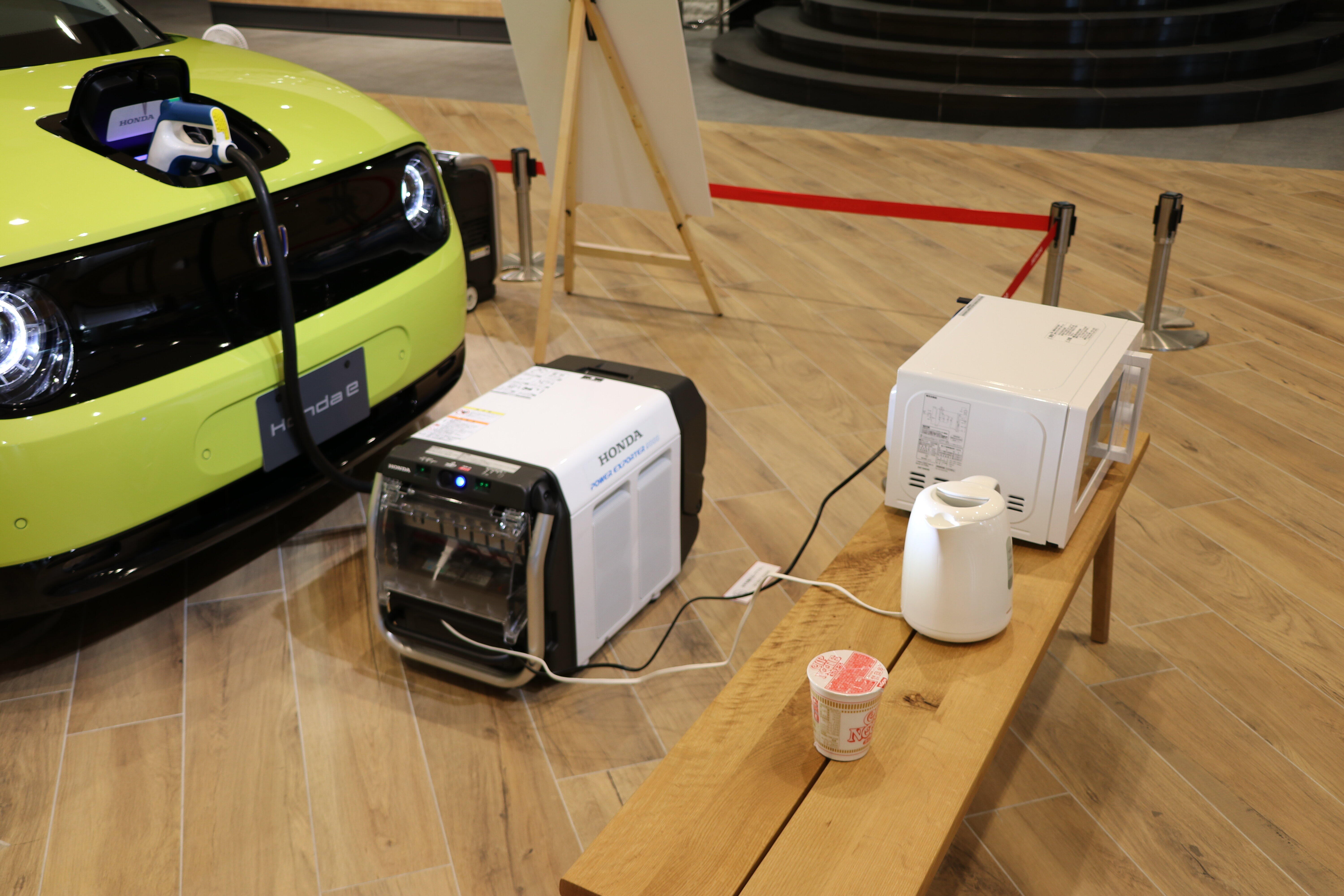 外部給電器を使い、実際に電子レンジと電気ケトルに給電している様子