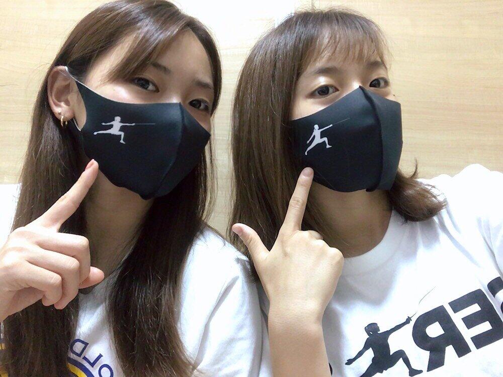 東京五輪期待の「フェンシング姉妹」東莉央・晟良　競技中のシルエット入りマスク