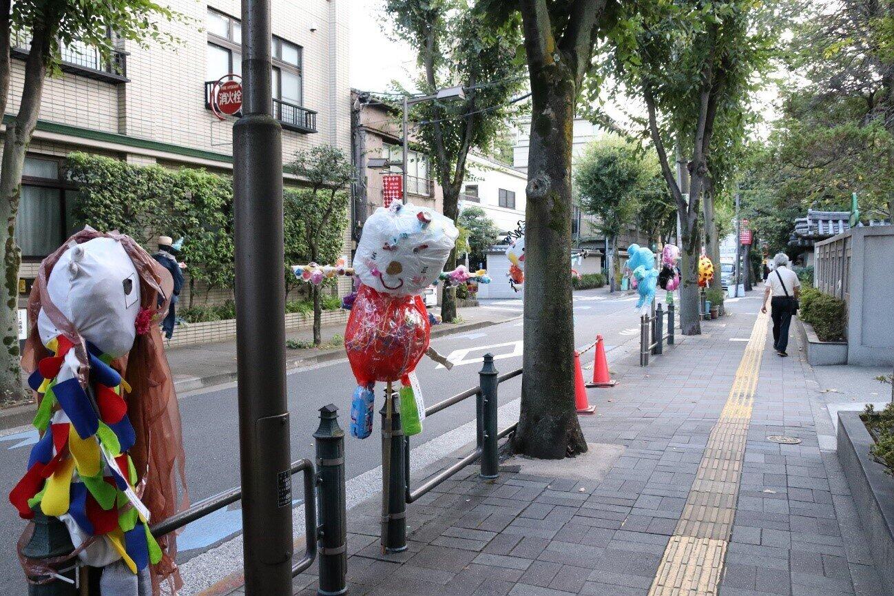 交差点に「アマビエがあらわれた」　東京・深川の商店街を彩る愉快な人形たち