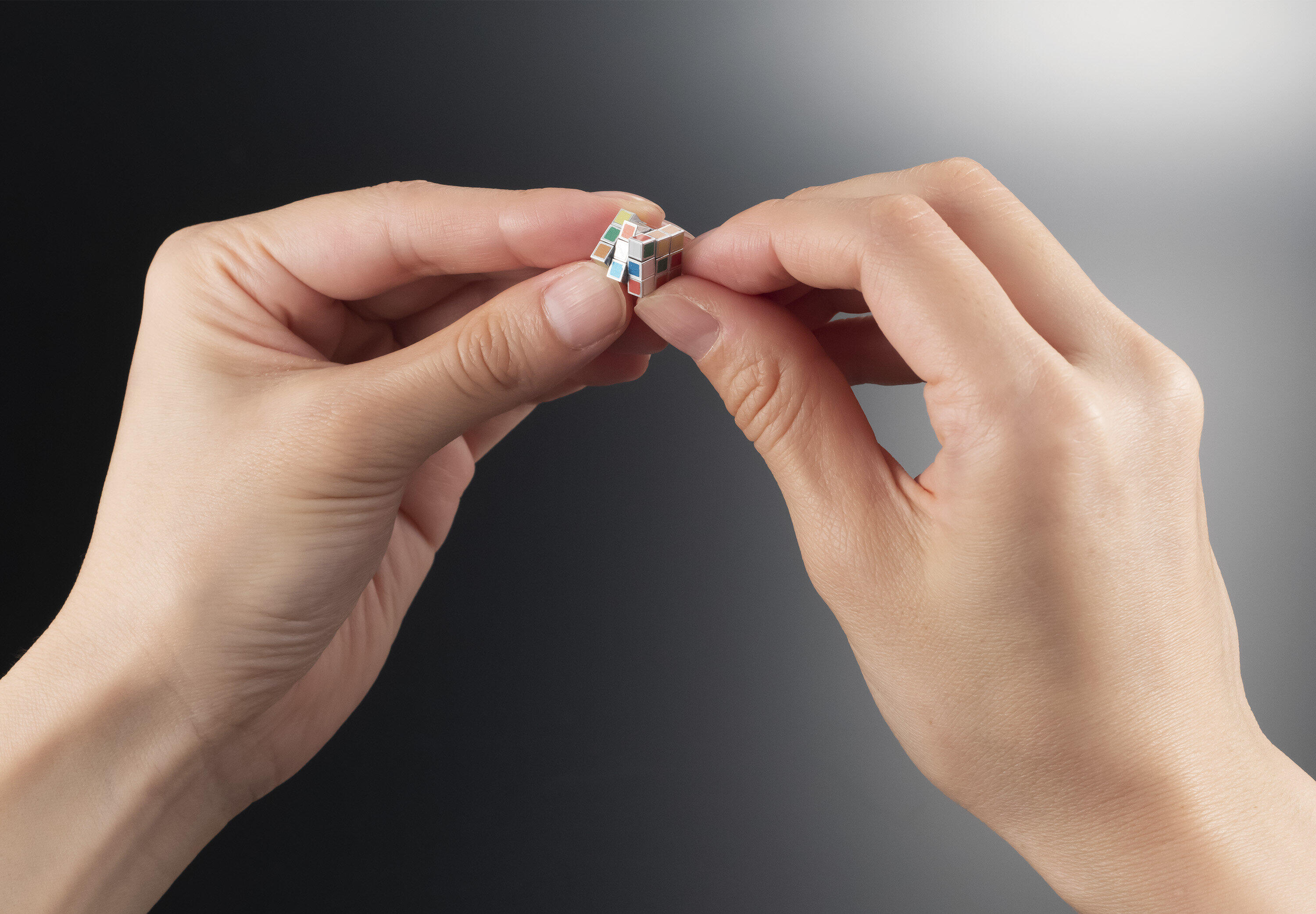 1辺0.99センチ　実際に動かして遊べる「極小ルービックキューブ」