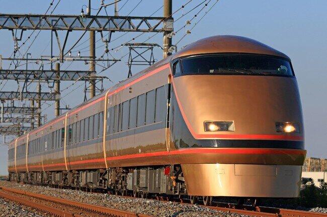 ソーシャルディスタンス確保した臨時夜行列車「日光紅葉夜行」　東武鉄道