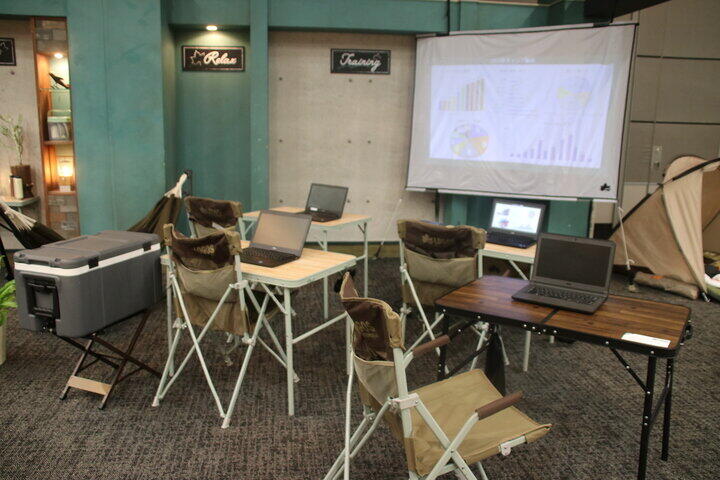 アウトドアグッズでオフィス空間を作ったコーナー