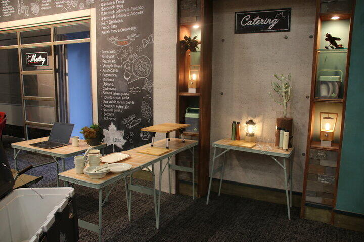 休憩室もアウトドアグッズで再現