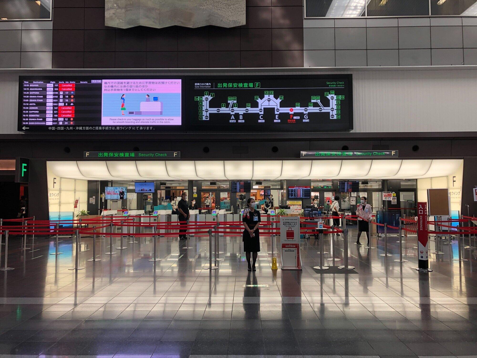 第1ターミナル出発ロビーの窓口は、いずれもほとんど列が無い。