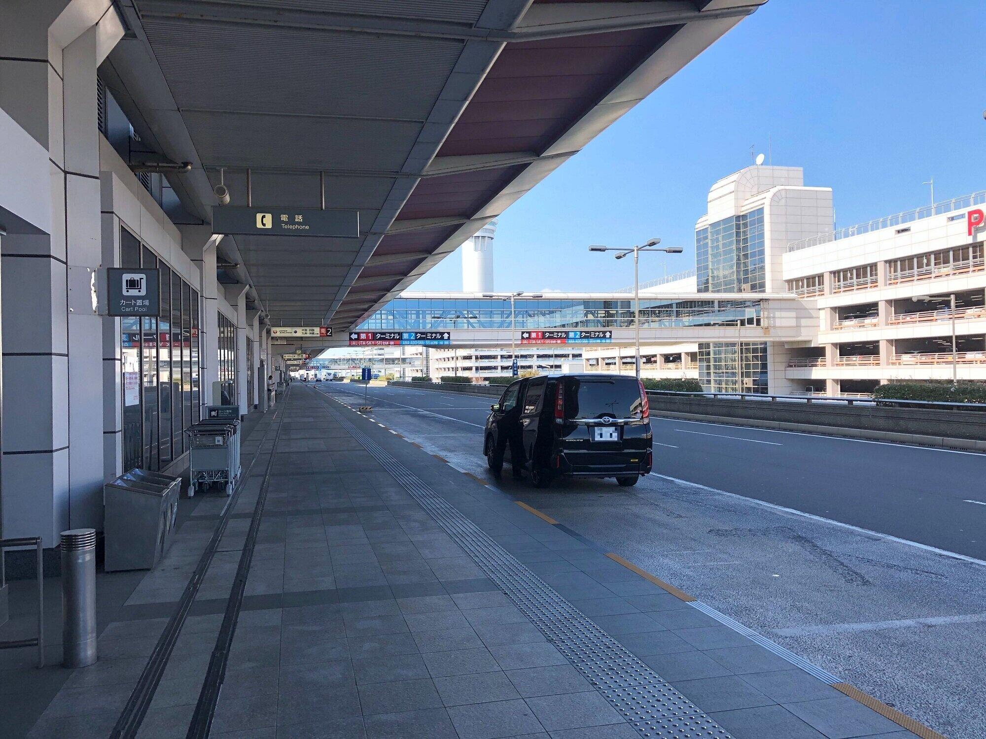 第1ターミナル出発ロビー外には、乗りつけるバスや車も少ない。