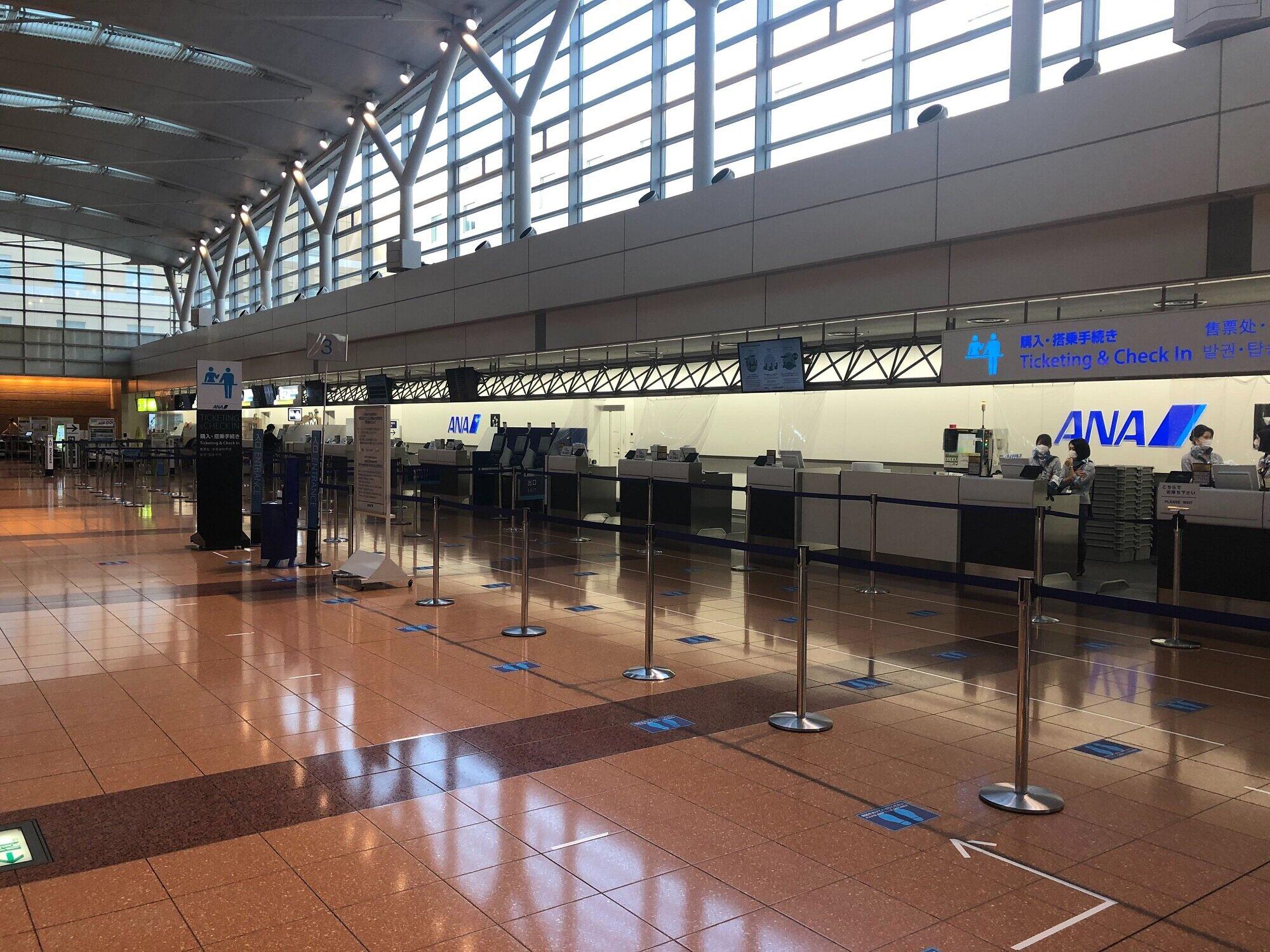 第２ターミナル出発ロビーの搭乗手続き窓口。