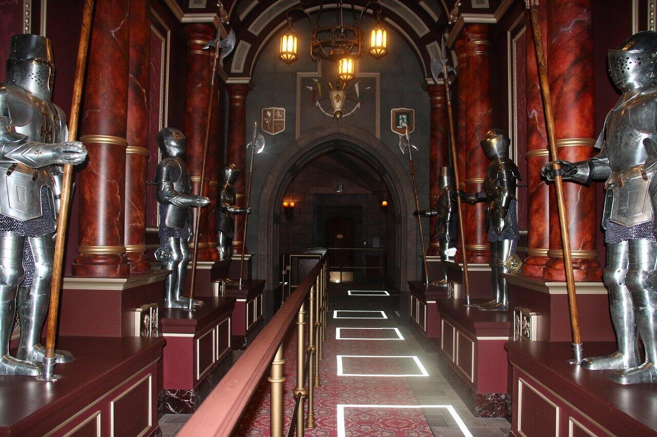 城の中はソーシャルディスタンスを守り、徒歩で進む