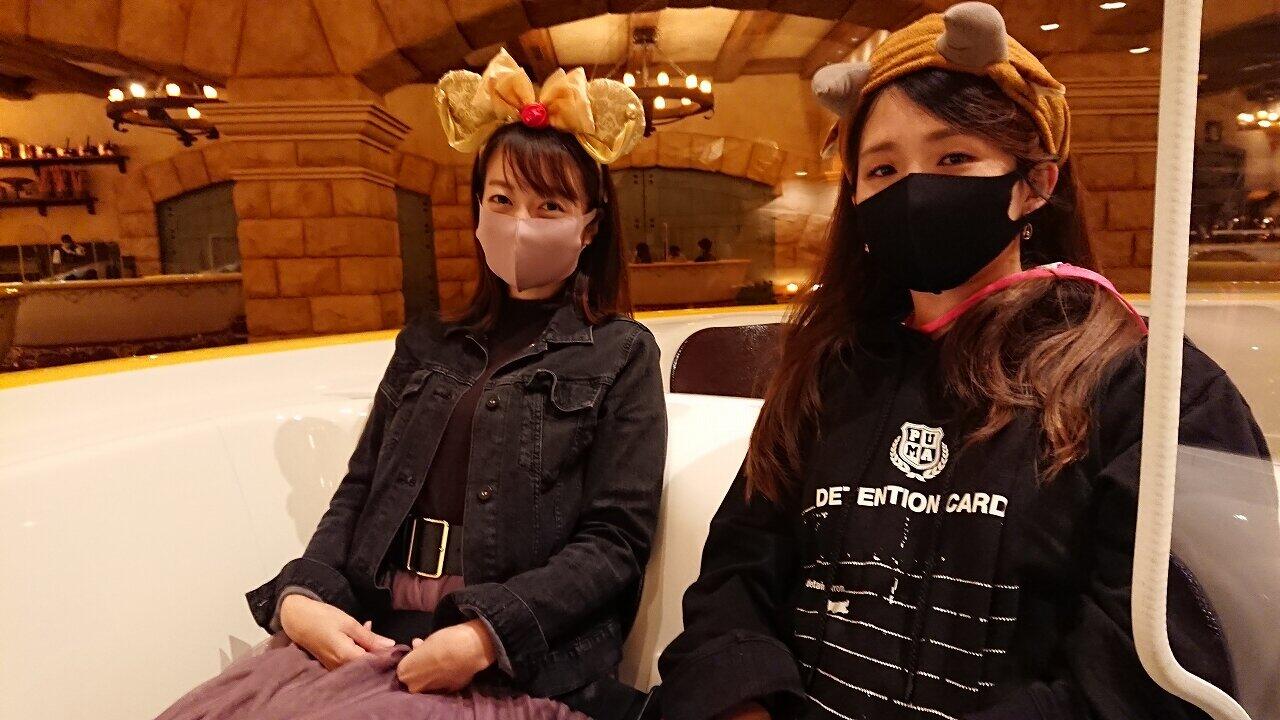 魔法のカップに乗り込むモデル2人