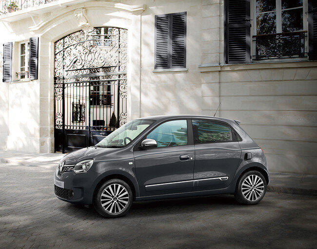 パリの街並みに映えるシルバーグレーの限定車　ルノー・ジャポン