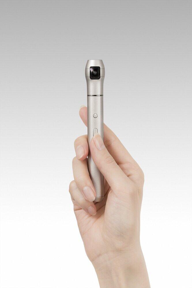 スリムなペン型の全天球カメラ　シンプル操作で写真や動画撮影