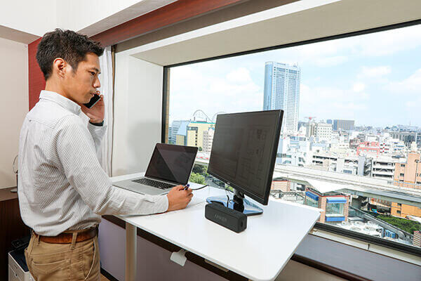 昇降式デスク、ゲーミングチェア、コーヒーメーカーなどを設置