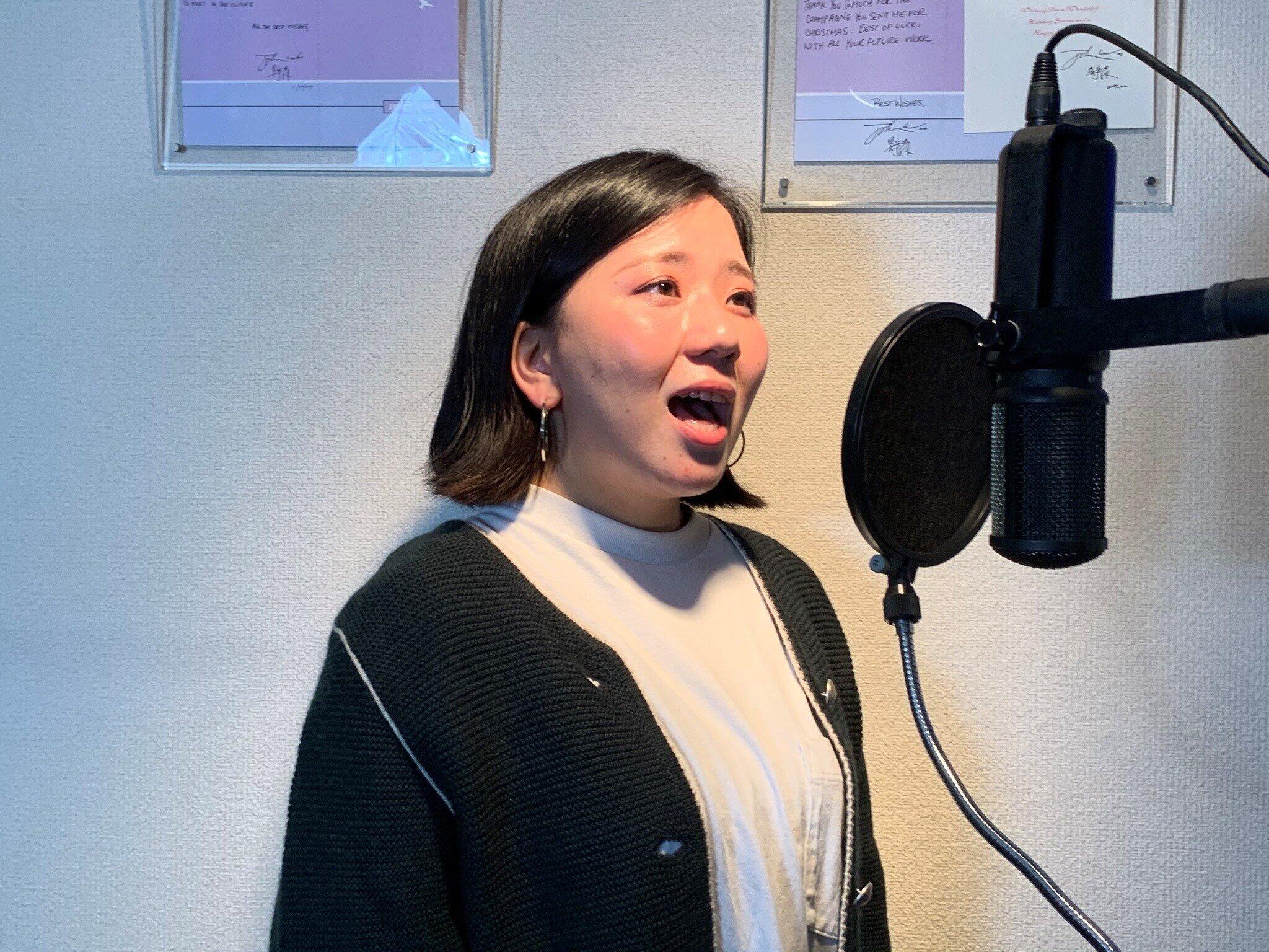 主題歌を歌うMiyoneさん