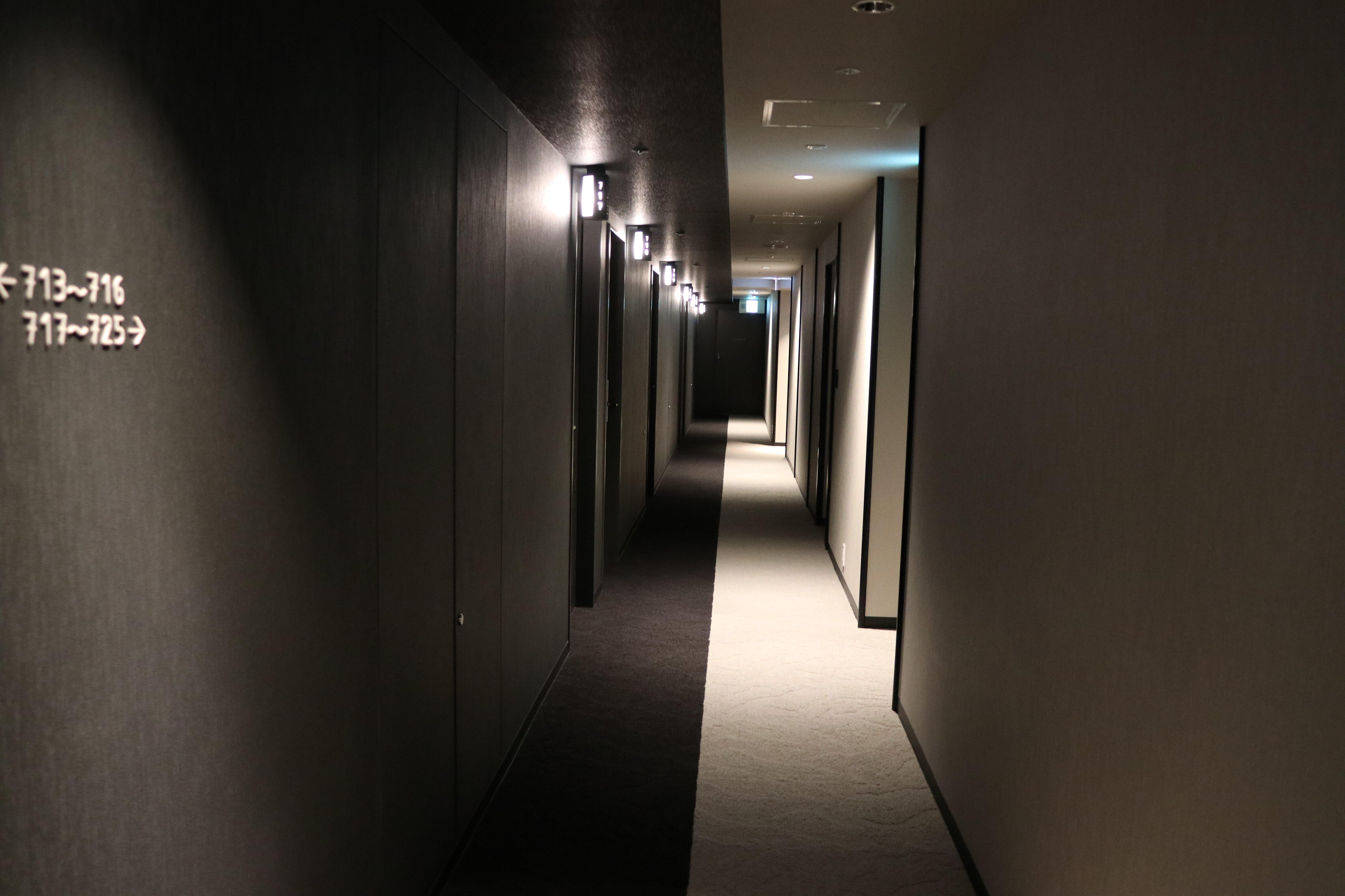 廊下も白と黒のモダンなデザイン