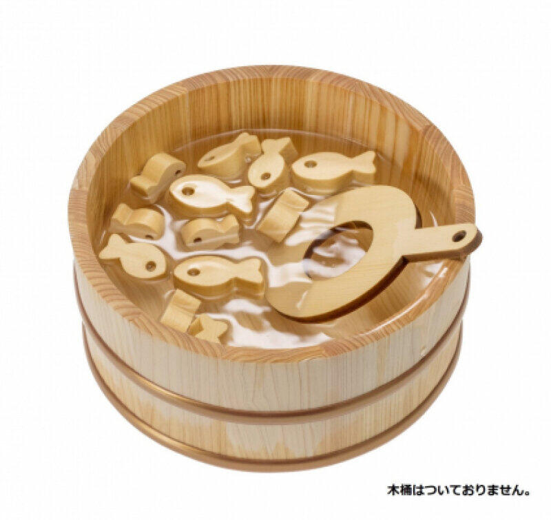 ヒバの木から作られた大小さまざまな金魚を、付属のポイですくって遊ぶ