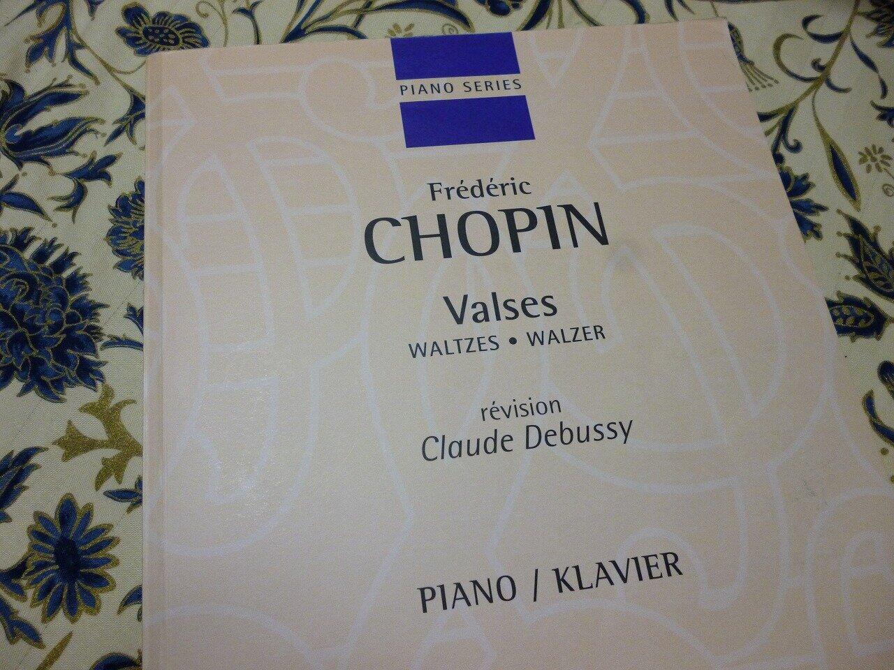 デュラン社より発売されている、ドビュッシー校訂のショパンの楽譜。紙質がお世辞にも良いとは言えなかった水色の旧版と、2005年に装丁も新たに紙質も改善されて発売された新装版