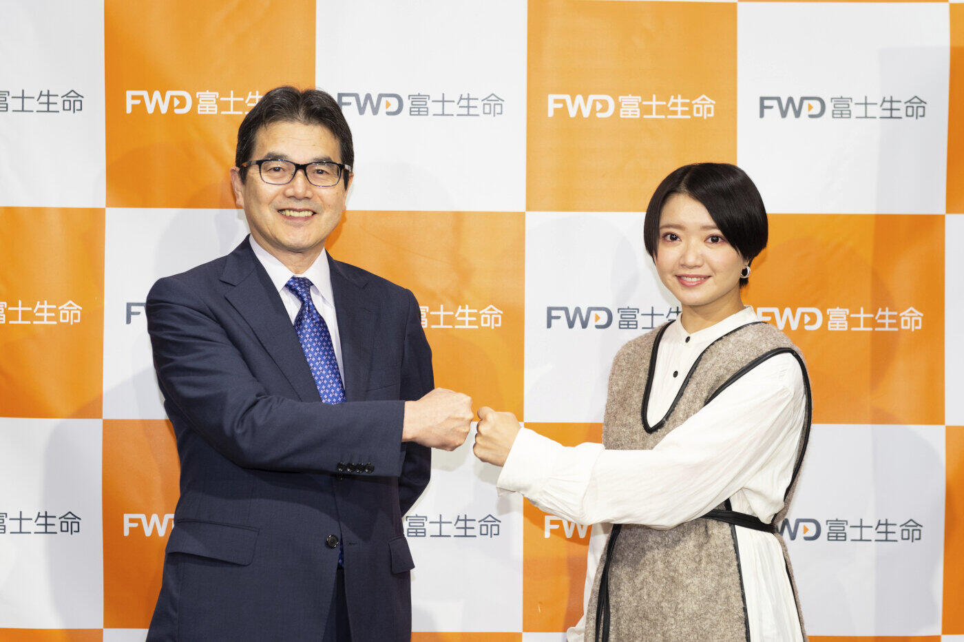 FWD富士生命保険友野紀夫社長（左）と矢方さん