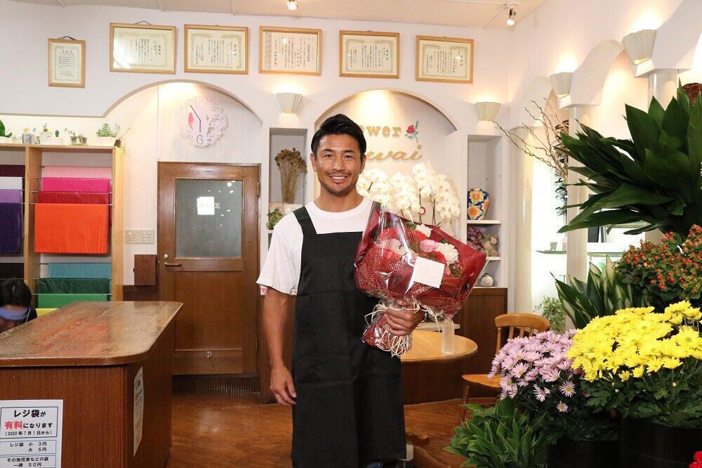 魔裟斗「ものづくり」では感覚を信じる　タイル貼りと花束作りで見事な出来栄え