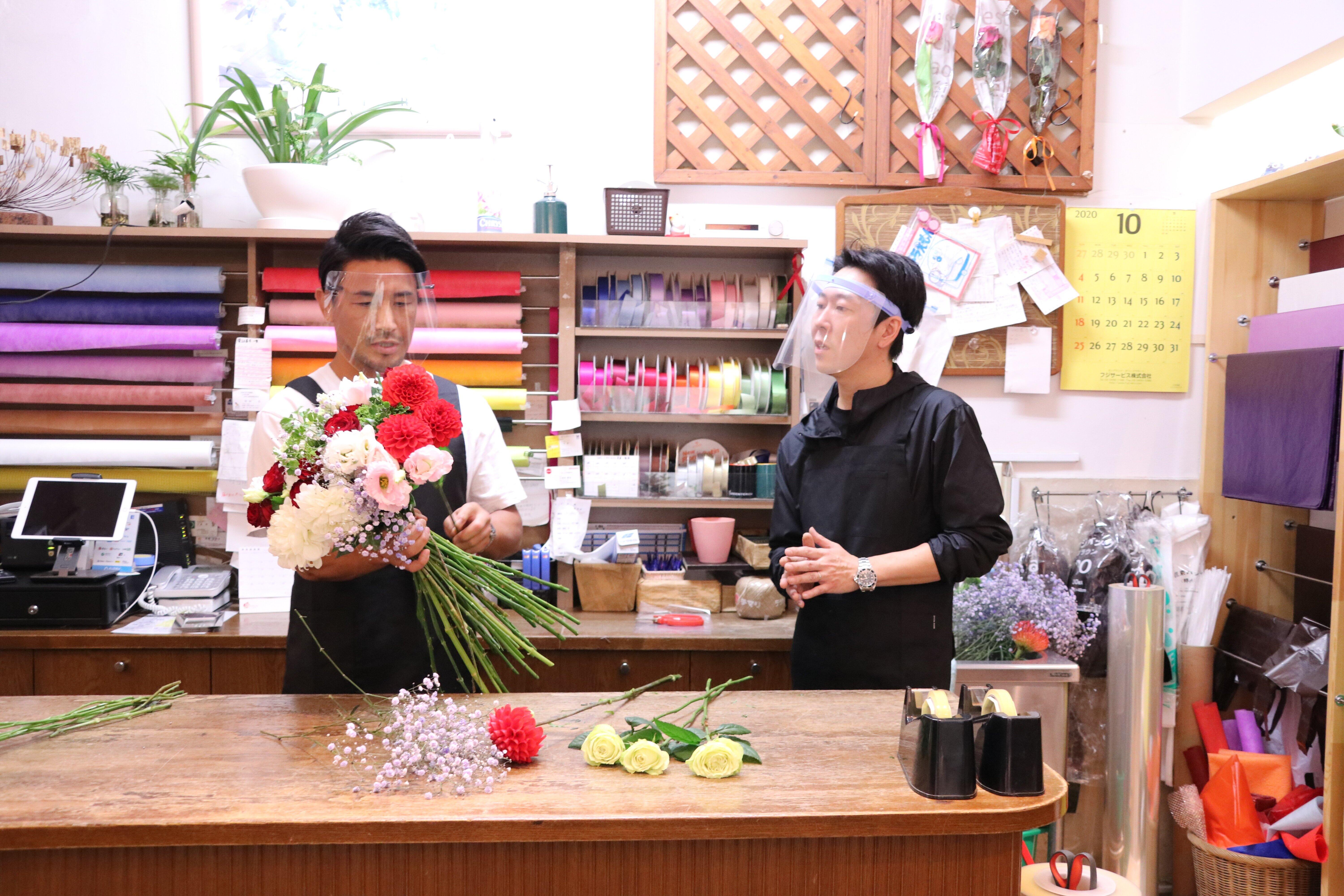 匠の指導の下、花束作りに挑戦する魔裟斗さん