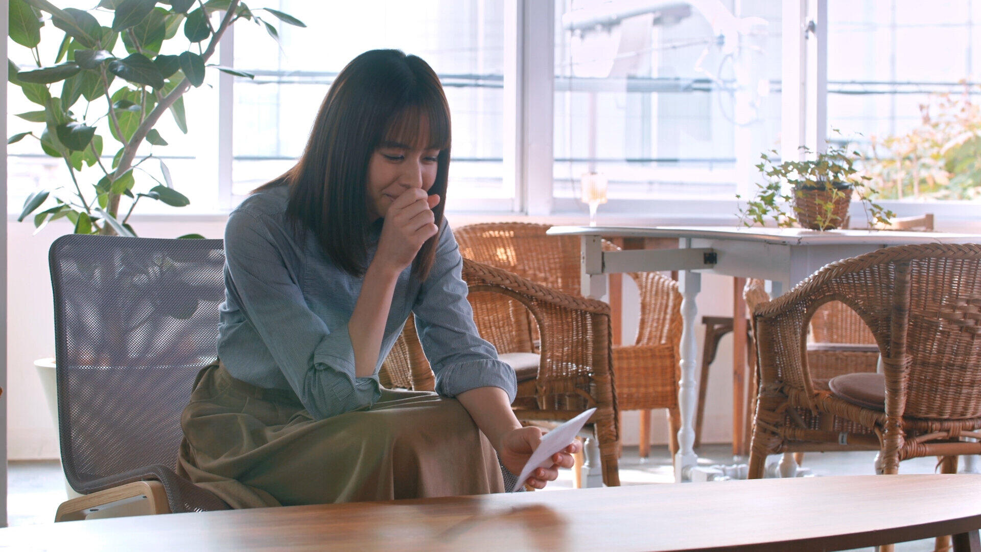 動画冒頭で、出演者たちは一通の手紙を受け取る