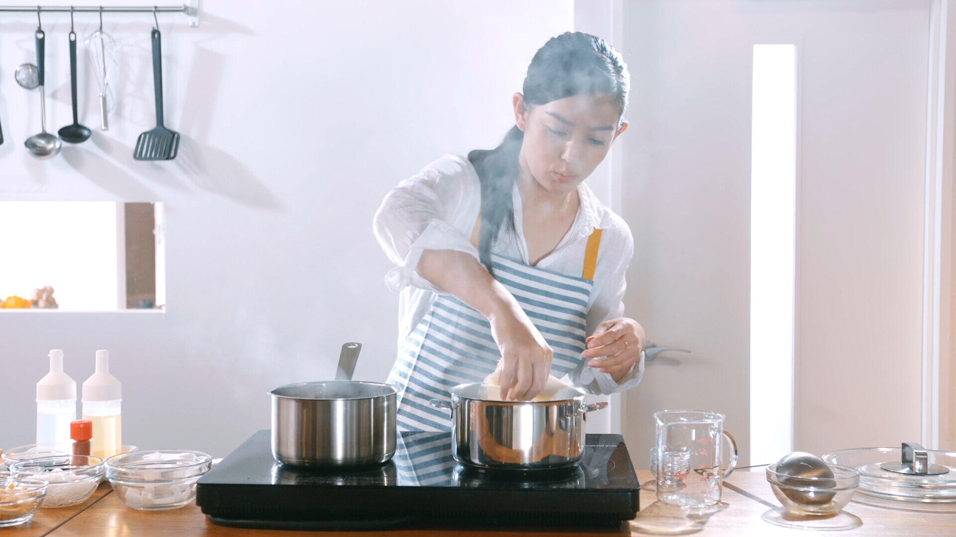 レシピをもとに、出演者たちがメニューを再現