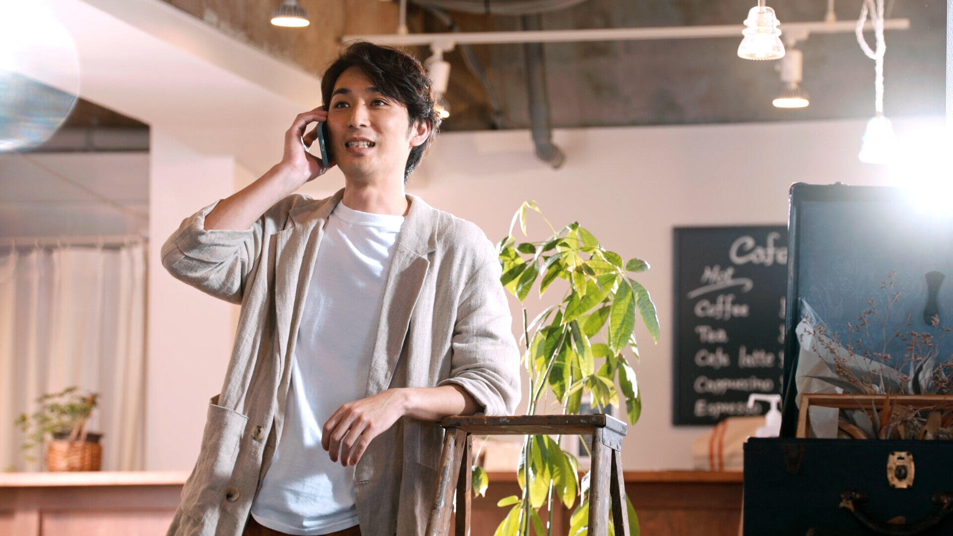 思い出のメニューを食べたあと、メニューについて家族と語らう出演者たち