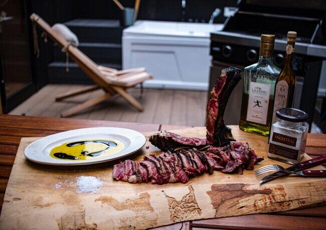 熟成肉の味付けはサウナ上がり仕様