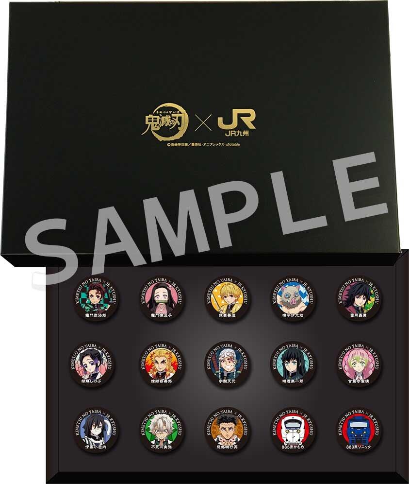 「缶バッチセット（15種類）」が入ったボックス