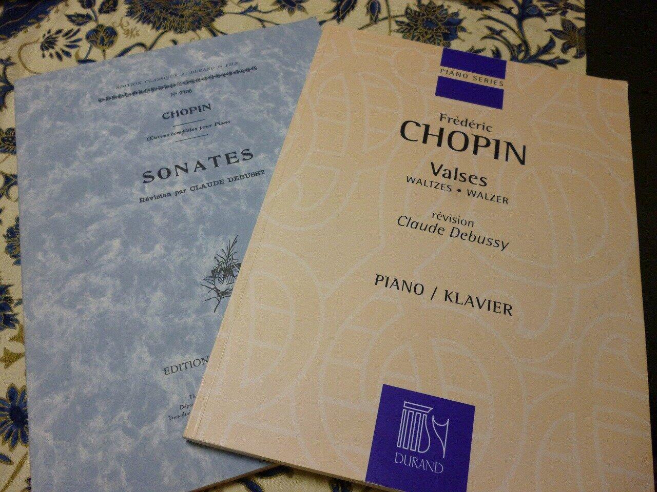 ドビュッシーが校訂した、デュラン社発行のショパンのピアノ・ソナタの旧版の楽譜。紙の質もあまり優れず、戦争の非常時を感じさせるようなザラザラとした手触りだ