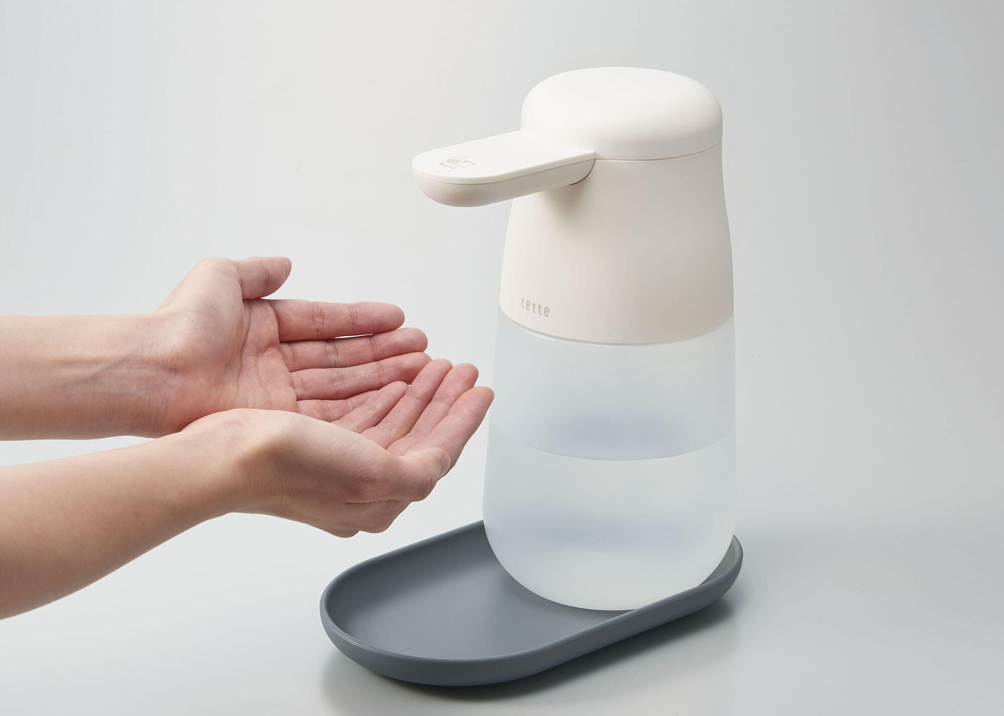 コロナ予防で手の消毒　大容量の「テッテ」