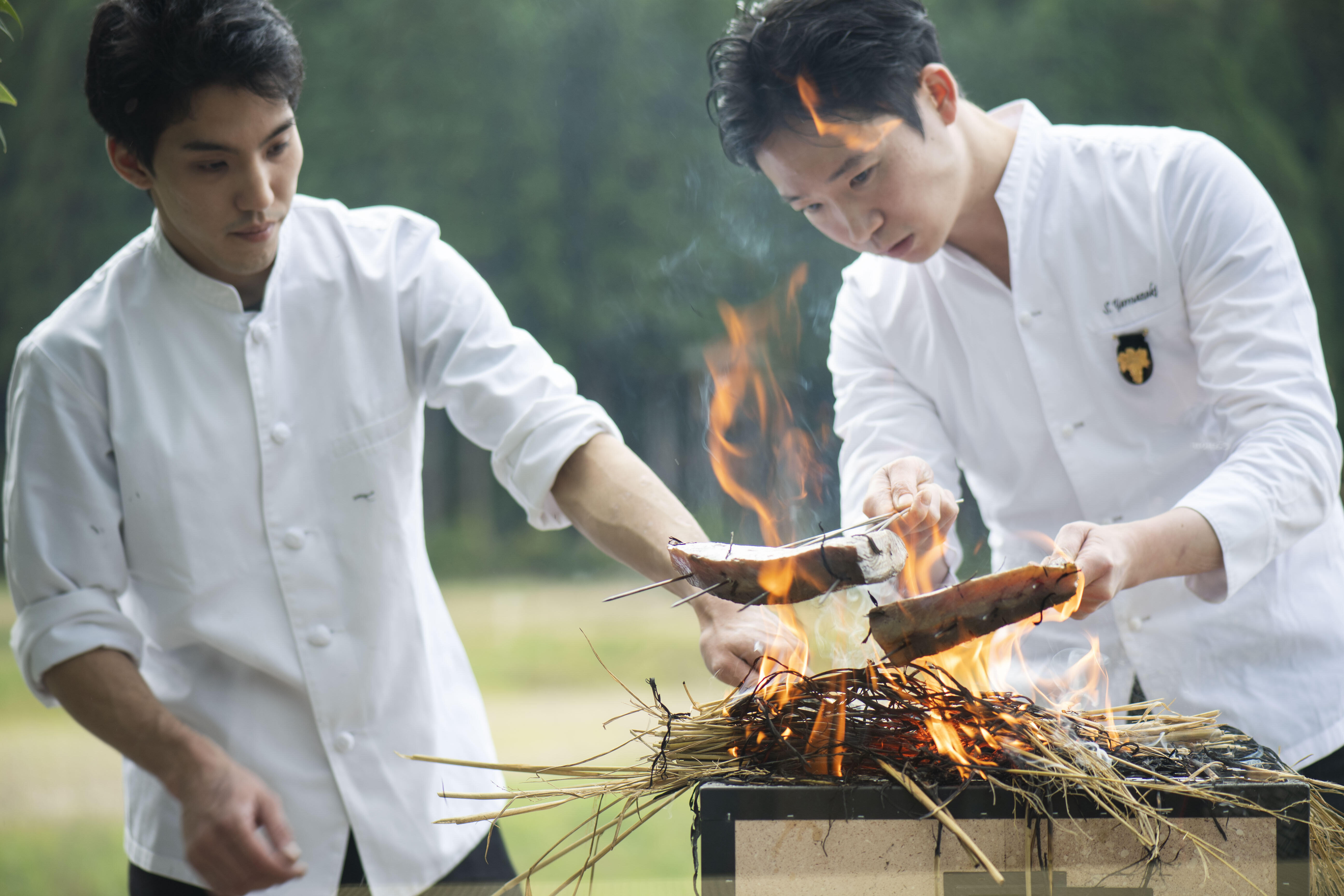 「鰤 塩麹漬け 藁炙り」調理の様子