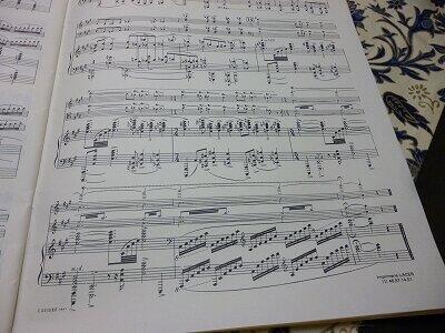 ラヴェルのピアノ三重奏曲の第4楽章の楽譜。華やかなのだが、少し彼にしては強引にまとめたように思える。どうしても出征前に仕上げたかったラヴェルの逸る気持ちが現れているかのようだ