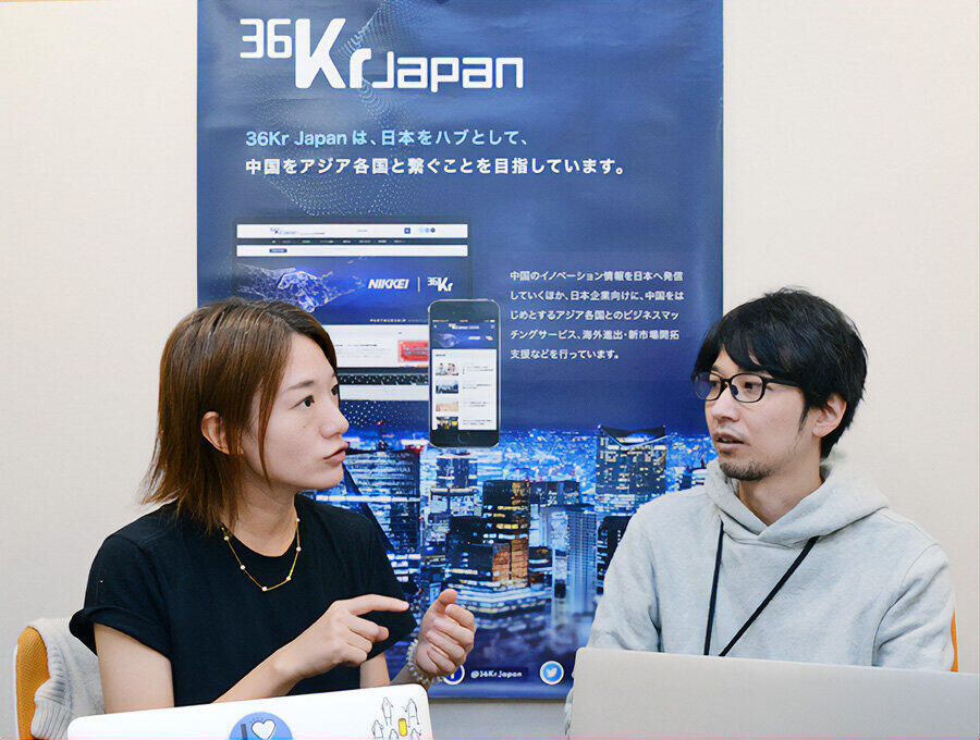 王氏と公文信厚氏（右）は日本のデジタル化を「慎重だが、相当進んでいる」と評価