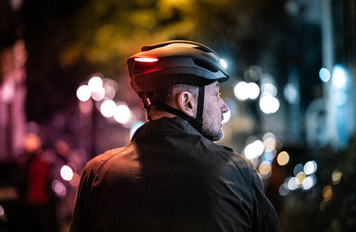 LEDとウィンカーを搭載した革新的な自転車用ヘルメット