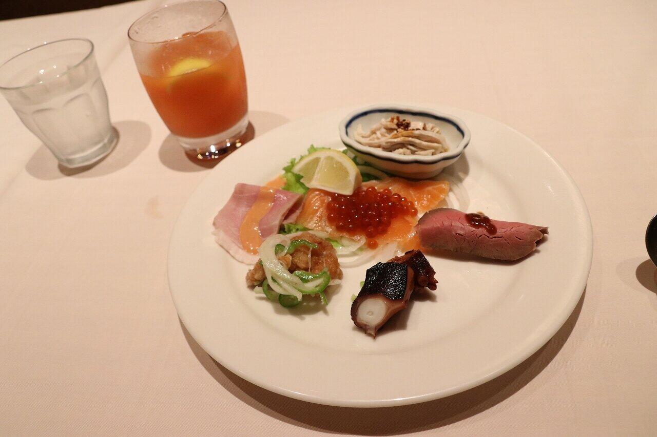 宿から往復タクシーで訪れた洋食　Katsuiのディナーの一皿。オードブル