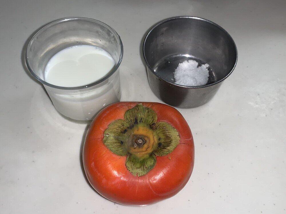 柿・牛乳・砂糖を用意