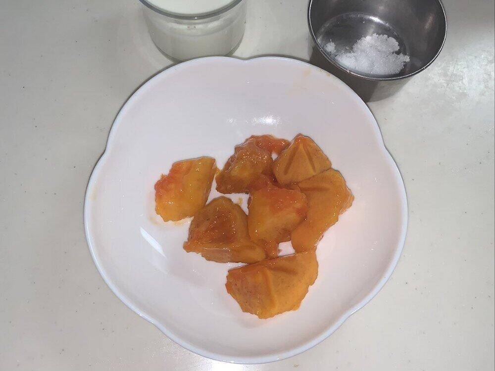 柿のヘタ・皮・種を取り除く