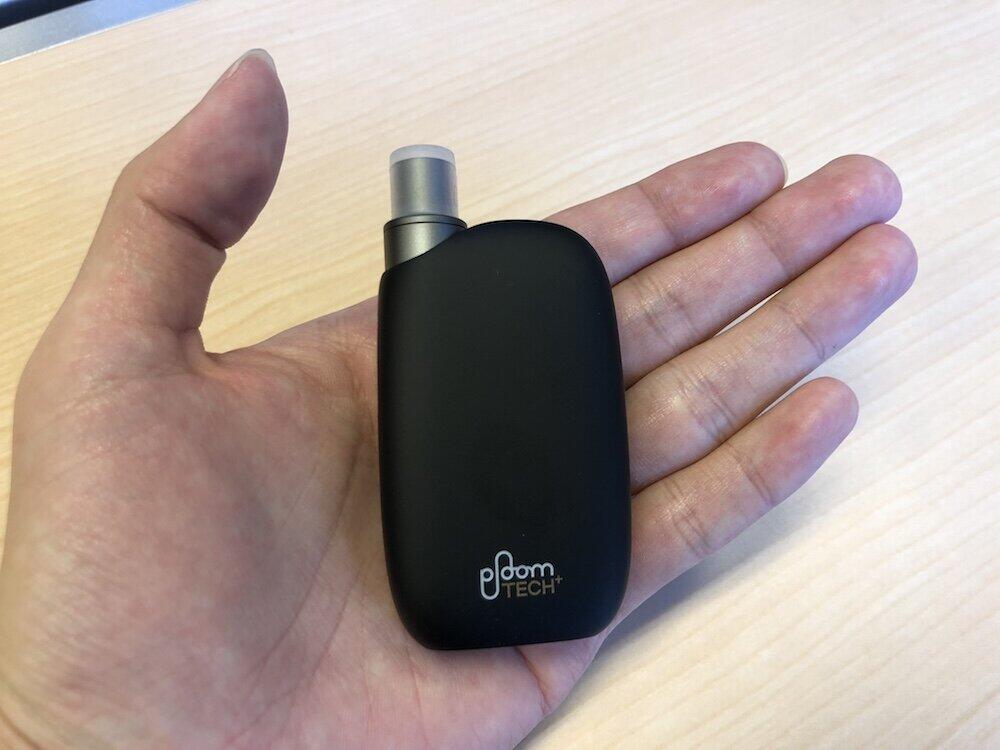 手のひらに収まるサイズ感　色はブラック