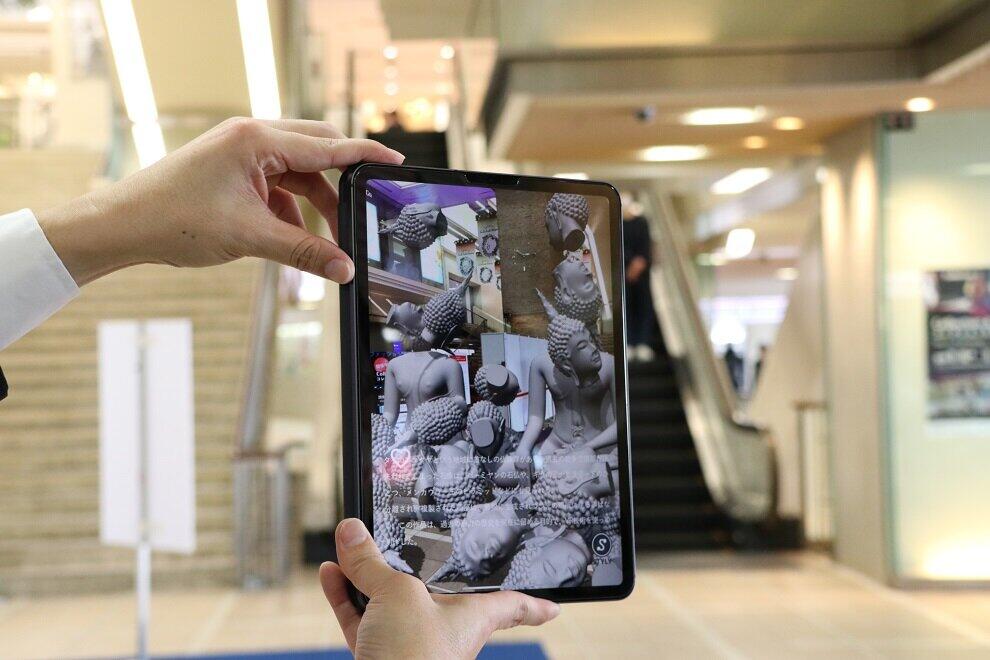 画面を通してアート作品が出現