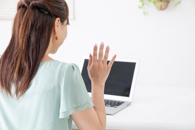 Zoom会議で上司が強要する「カメラオン」　社内の「偉い人」登場で全員顔出し