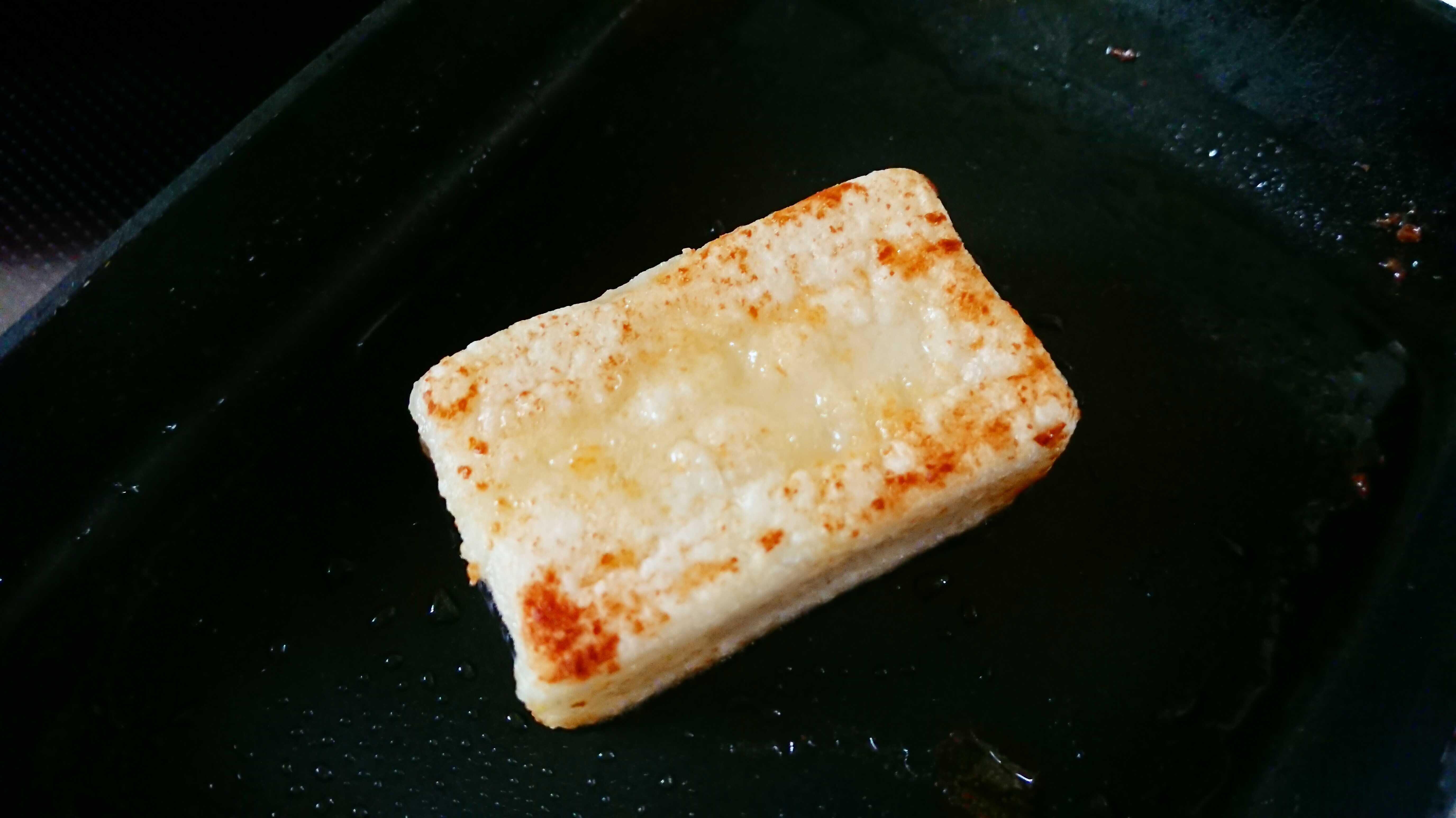 弱火～中火で3分程度、餅をバターに絡めて焼く