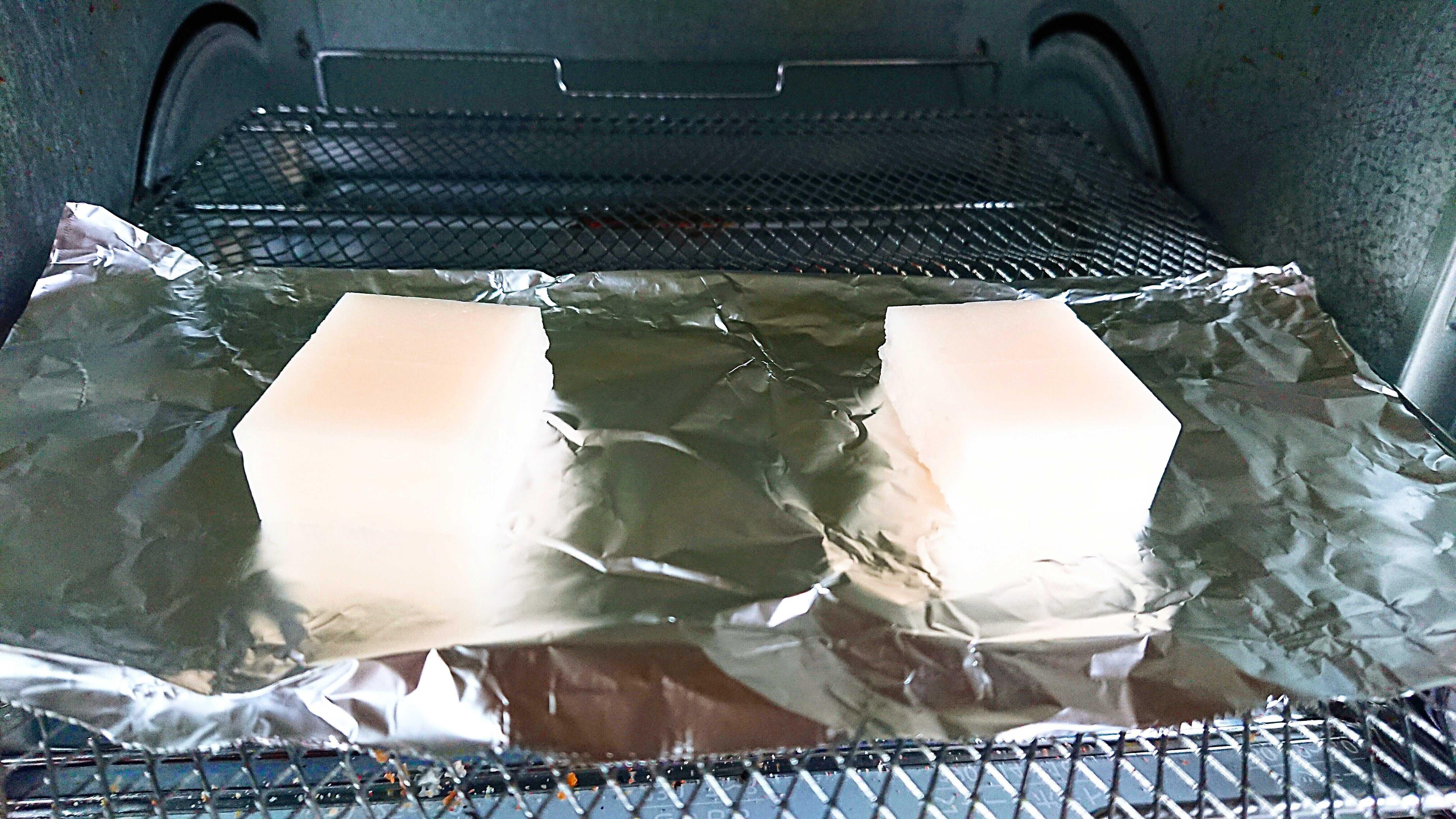 切り餅を半分に割ってオーブンへ