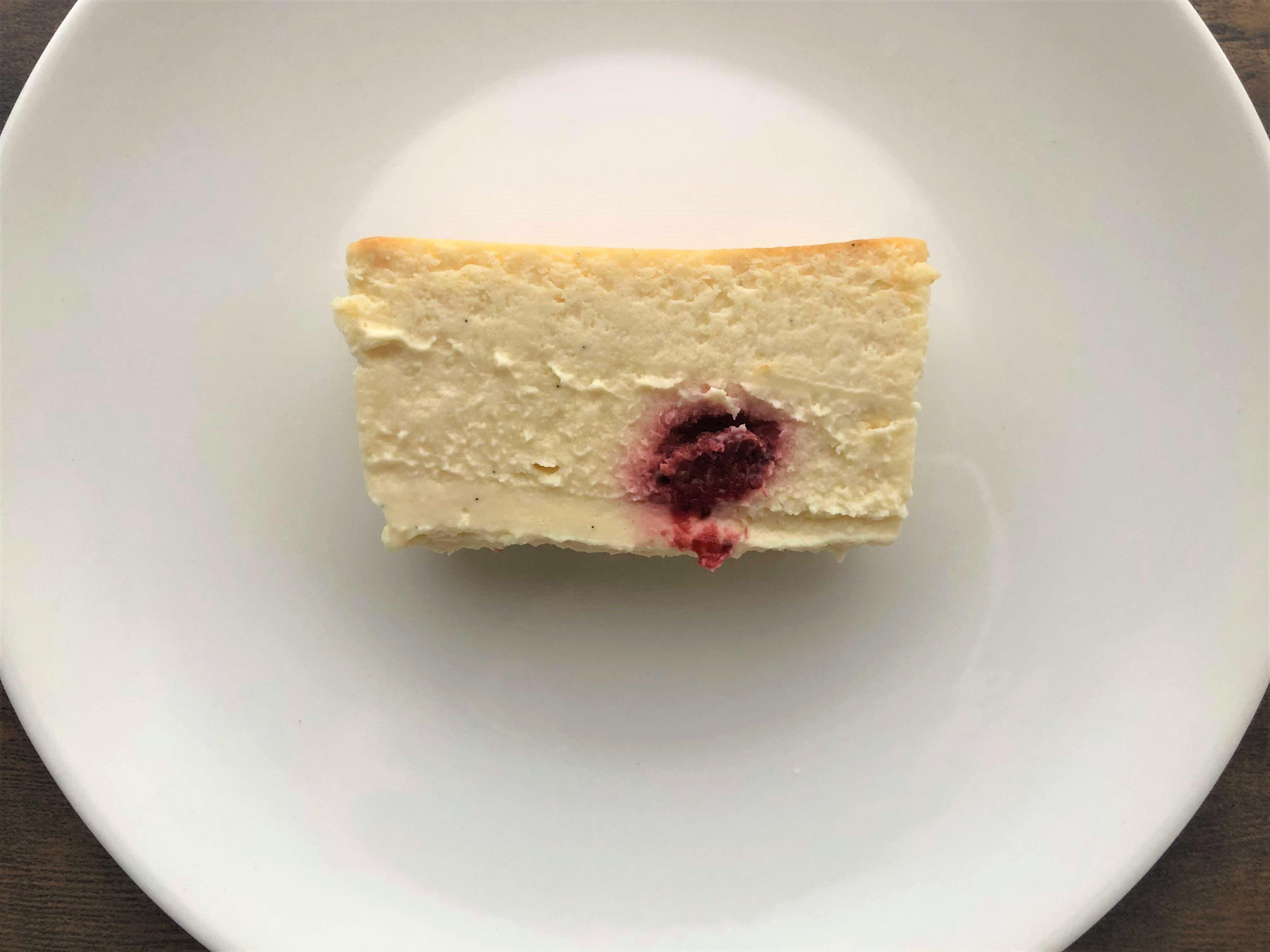 カットすると、中にイチゴが入っている